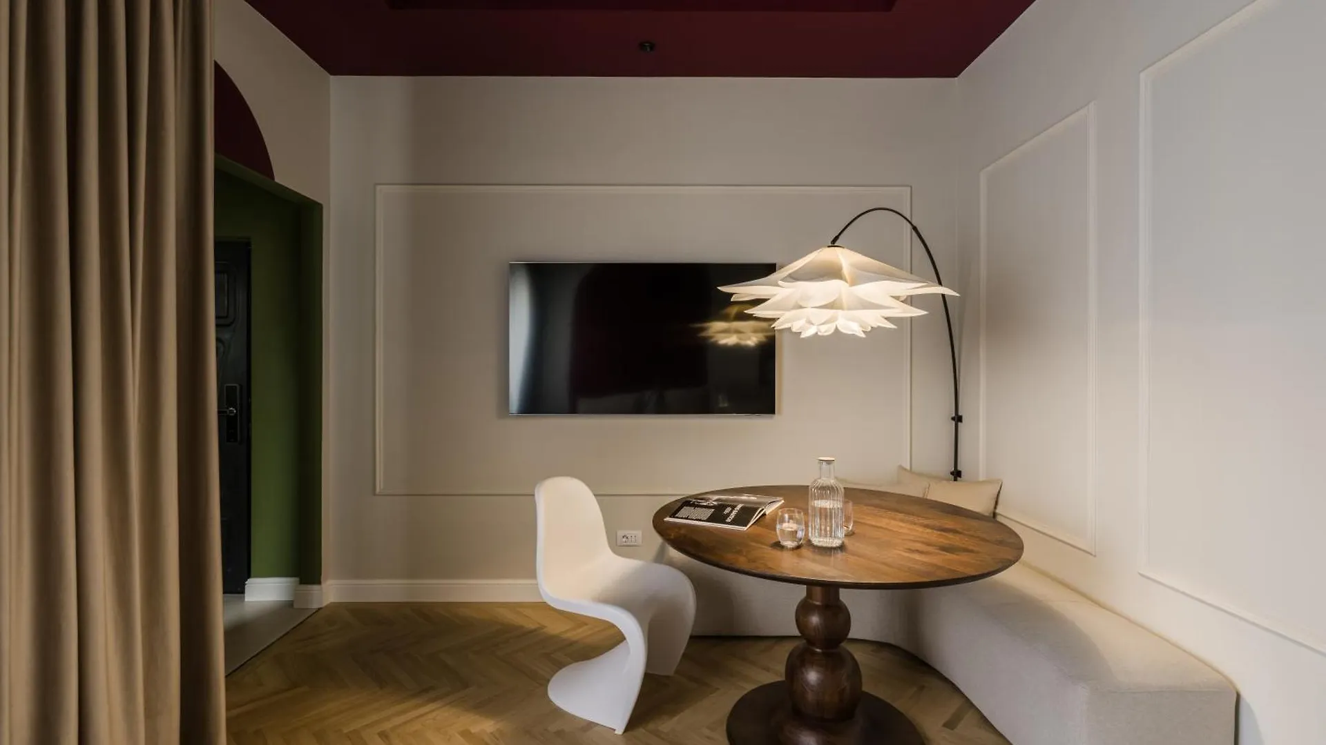 Apartment Rouge Studio In Bucharest Romania